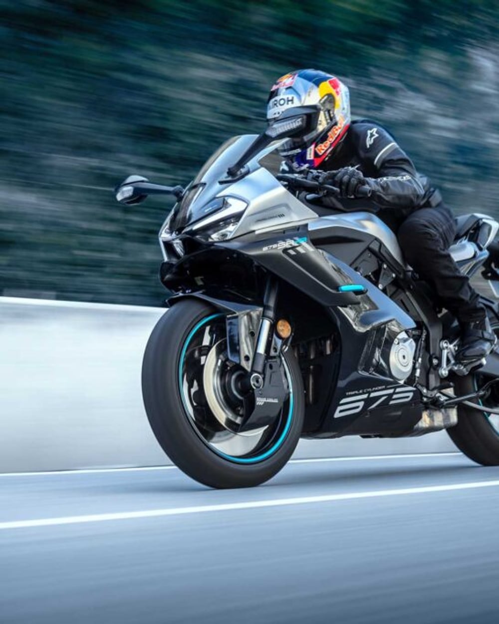 CFMOTO 675 SR-R sur la route